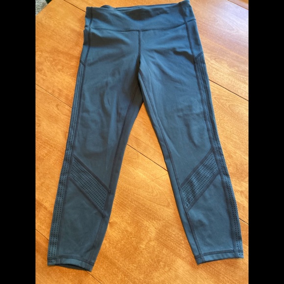 EUC GAPfit blackout workout leggings. Capri - Picture 3 of 11